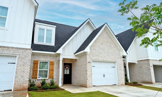 Auburn - Opelika Casa | Orange & Blue Skies | 2 Bed, 2 Bath