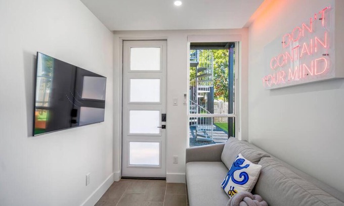Greater East End Apartamento | Orange Container @EADO Juice Box