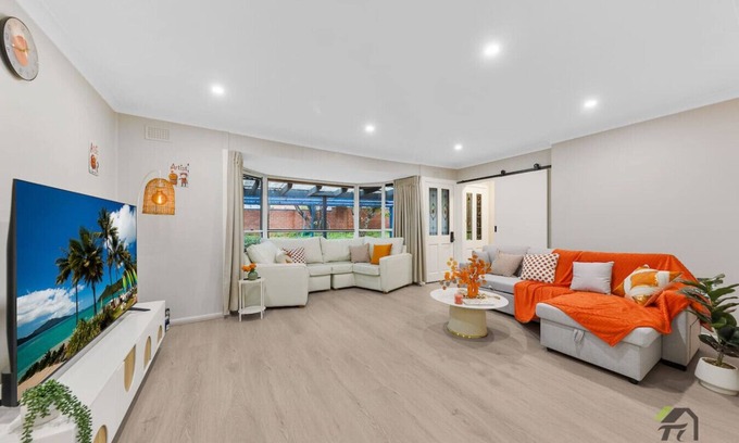 Beacon Hill Casa | Orange Lady's room in Beacon Hill