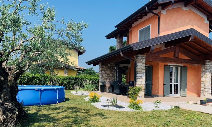 Moniga del Garda Chalet De Esquí | Orange: private house with garden in the centre of Moniga del Garda