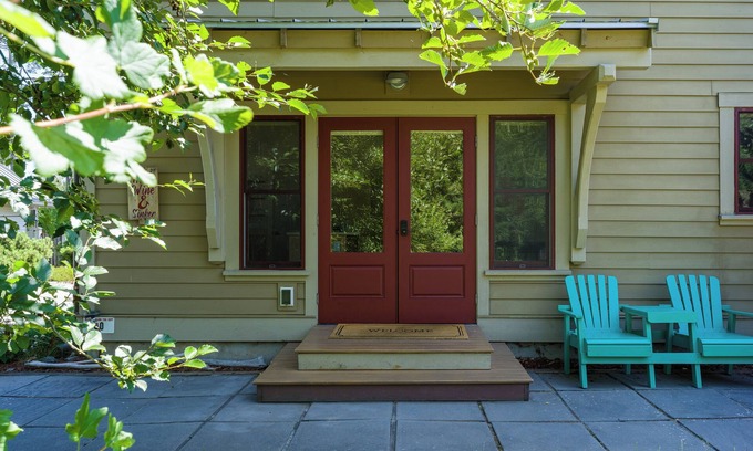 Eastsound Casa | Orcas Island, Hook Wine and Sinker - ¡Nuevo en nuestro programa!