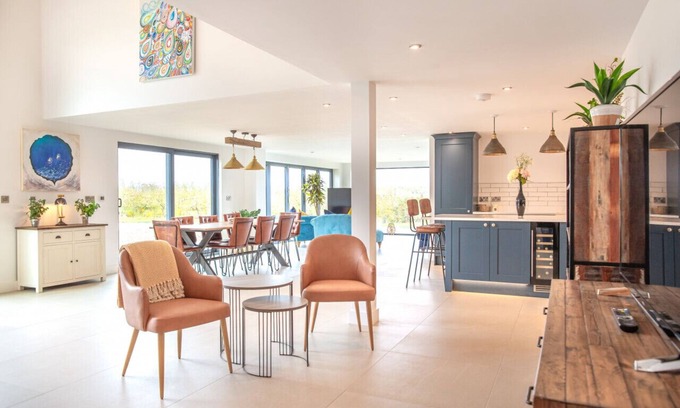 Cropthorne Casa | Orchard Barn - 4 BD Barn Conversion with Stunning Views
