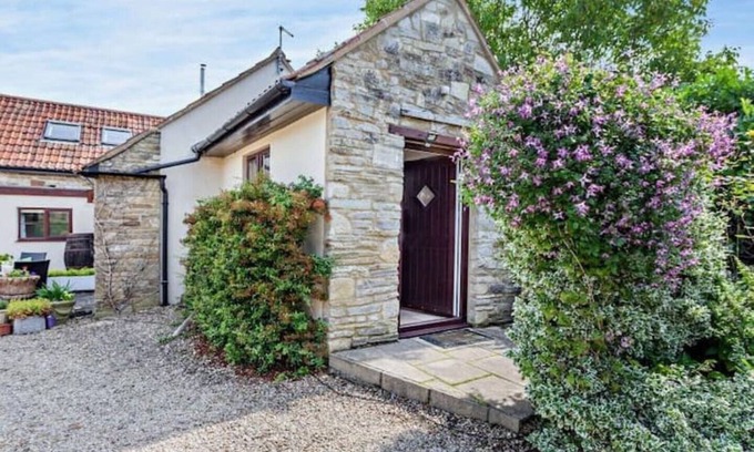 Wedmore Cabaña | Orchard farm -Apple store Dog friendly