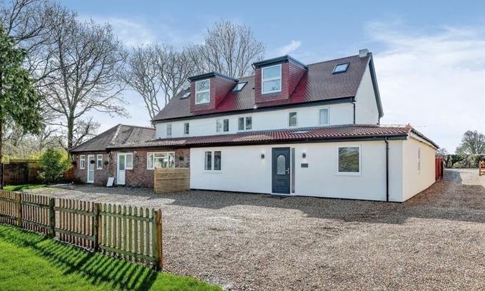 Crawley Down Cabaña | Orchard Farm Cottage 1 Relax with the whole family at this peaceful, cosy heaven
