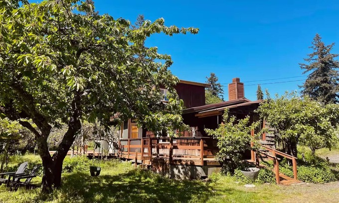 Camano Island Otro | Orchard Farmhouse on Camano Island with WiFi / Ocean View / Fire Pit / Laundry