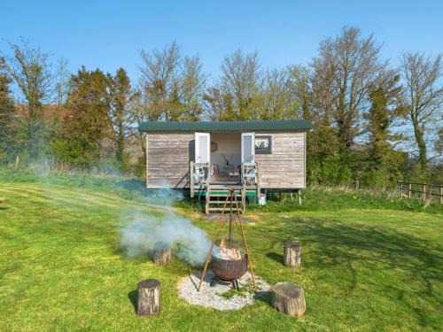 Okehampton Otro | Orchard Hut Sleeps 2- Camping Available sleeps 2 with onsite Beauty Spa