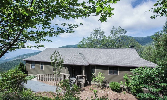 Laurel Ridge Casa | Orchard Knob | Pet Friendly, 15-Min to Town & Spectacular Mountain View!