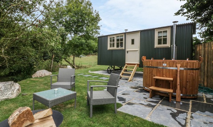 Burlawn Cabaña | HUERTO, romántico, con chimenea en Wadebridge, Ref 986537