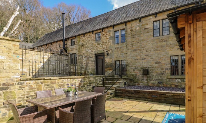 South Wingfield Cabaña | ORCHARD VIEW, pet friendly, character holiday cottage in Oakerthorpe