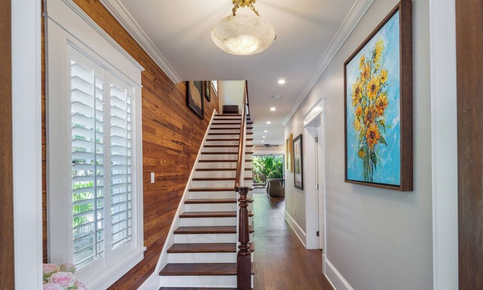 White St. Gallery Casa | Orchids-N-Paradise 3 En-suite Bedrooms, Cottage Fully Fenced Front Porch & Yard