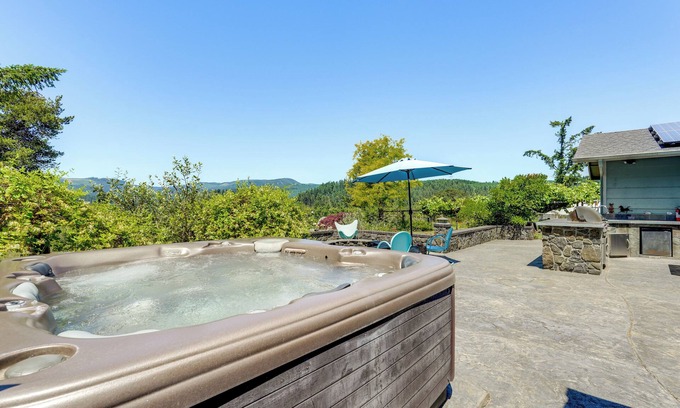 Marcola Casa | Oregon Farmhouse Hideaway on 53 Acres