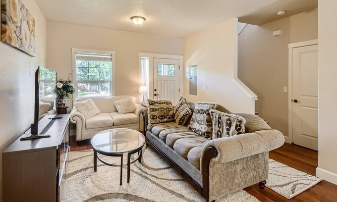 Oregon City Casa | Alojamiento en Oregon Jade: alquiler mensual de 3 habitaciones, sin impuestos