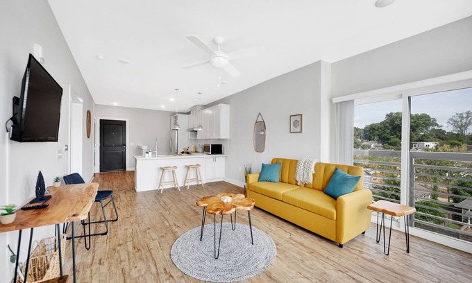 Commonwealth Apartamento | Organic Modern ♥ King Bed ♥ In Plaza Midwood