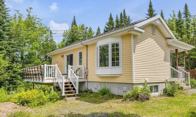 Saint-Brigitte-de-Laval Casa | Original Yellow Lac Beauport