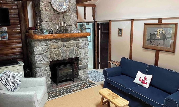 Lucerne-in-Maine Cabina | Original Log Cabin for your getaway