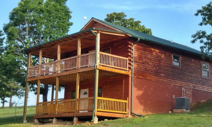 Compton Cabina | Cabaña de madera prístina con confort moderno