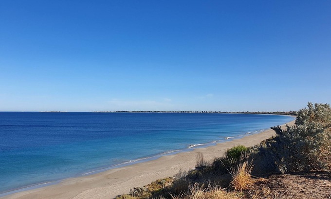Warnbro Cama Y Desayuno | Original retro beach house lovingly restored with period furnishings, 3min beach