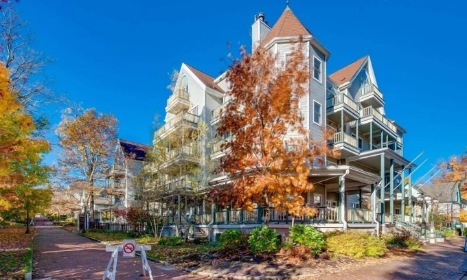Chautauqua Condominio | Originally built in Chautauqua Institution in 1890, the original St. Elmo Hotel building was torn down and rebuilt as a residential condominium. It now offers the convenience of an elevator