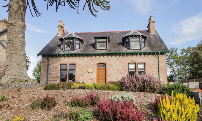 Marybank Cabaña | ORRINSIDE, pet friendly, luxury holiday cottage in Muir Of Ord