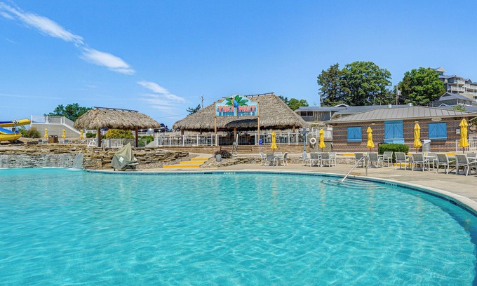 Osage Beach Cabaña | Osage Beach Home w/ Private Hot Tub: Near Lake!