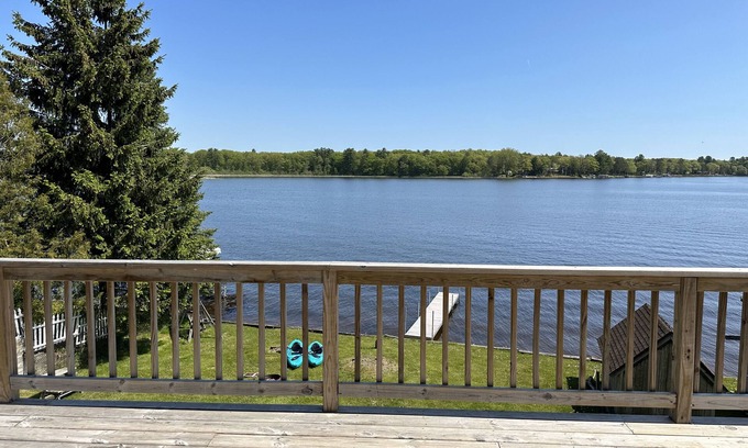 Oscoda Casa | Oscoda Lake House : waterfront, 4 beds