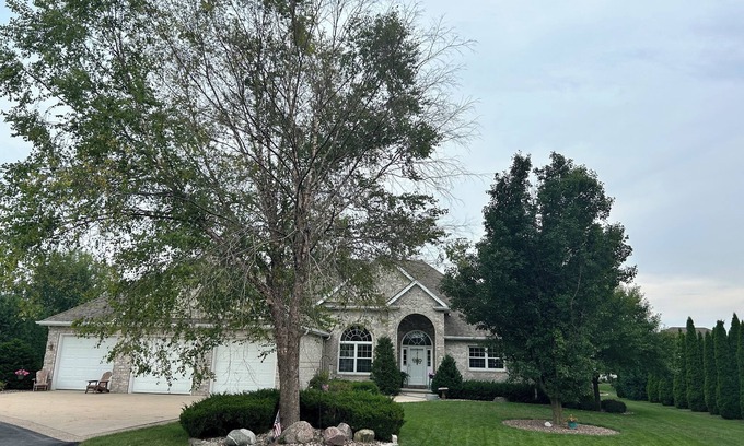 Oshkosh Casa | Oshkosh Home for Air Venture - 3 miles from EAA Air Show