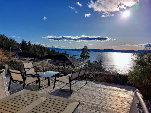 Nesoddtangen Casa | Oslo Fjord views with your own private beach hut at Flaskebekk