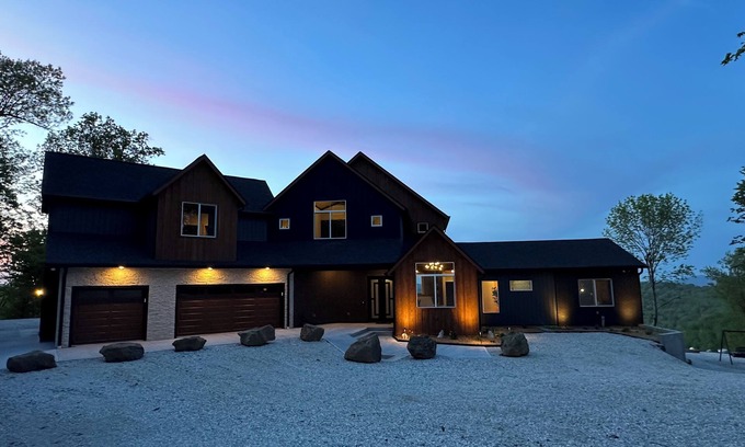 Jasper Casa | Oslo Mountainside Retreat + Hot Tub + Arcade + Million Dollar View Sleeps 24
