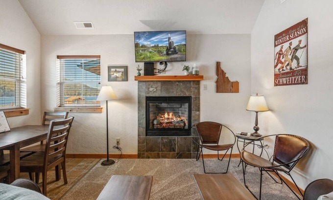 Dover Bay Casa | Osprey Catch - Lakefront Beach Bungalow