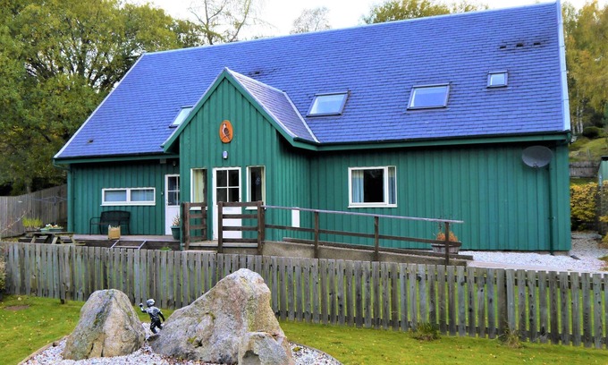 Boat of Garten Cabaña | Osprey Cottage - a cottage that sleeps 10 guests in 5 bedrooms