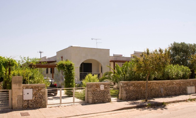 Otranto Villa | Otranto: villa independiente en una elegante zona residencial, a 550 metros del mar.