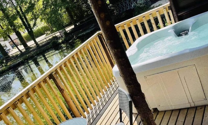 Warminster Chalet De Esquí | Otter 4 Hot Tub - HuntersMoon-Warminster-Bath-Salisbury