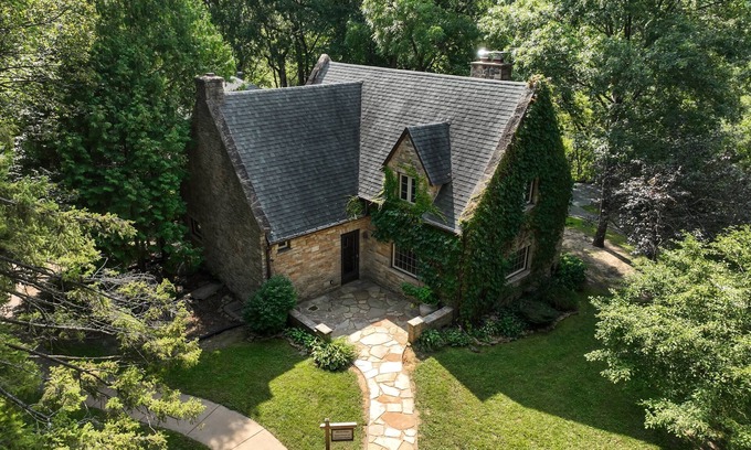 Altoona Casa | Otter Creek Manor - Oversized 3bd, 1.5 Ba. 3 acres, creek access.