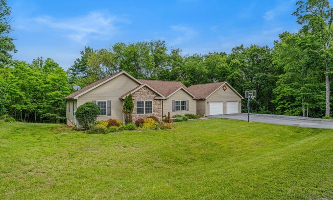 Berkeley Springs Casa | Otter Manor - Wifi|Fire Pit| Gameroom|Grill|Private Trail