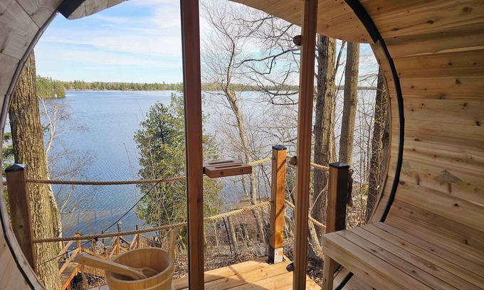 Rideau Lakes Casa | OTTER'S HOLT - Lakeside retreat with hot tub & sauna