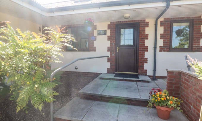 Ash Mill Cabaña | OTTERS HOLT, pet friendly, with a garden in South Molton