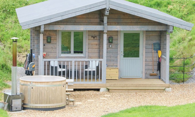North Bitchburn Cabaña | OTTERS HOLT, pet friendly, with hot tub in Staindrop