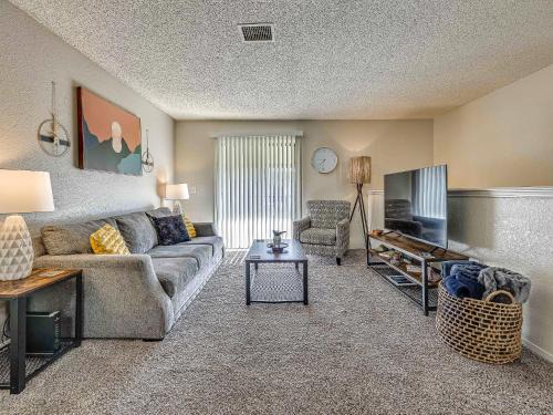 Norman Apartamento | OU Sooner, Pool & Gym, BBQ, Netflix, 100mb Internet, LG Washer & Dryer, Close to OU!