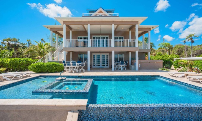 East End Casa | Nuestra cabaña de Caimán: casa de playa familiar y espaciosa con piscina, spa, kayaks y sala de juegos electrónicos.