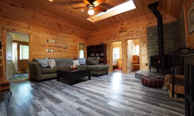 Gravenhurst Cabaña | Our Lady of Kahshe Lake Cottage