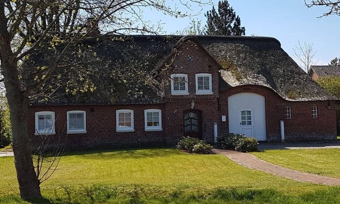 Wobbenbull Casa | Nuestra "cabaña con techo de paja Margaux" le da la bienvenida!