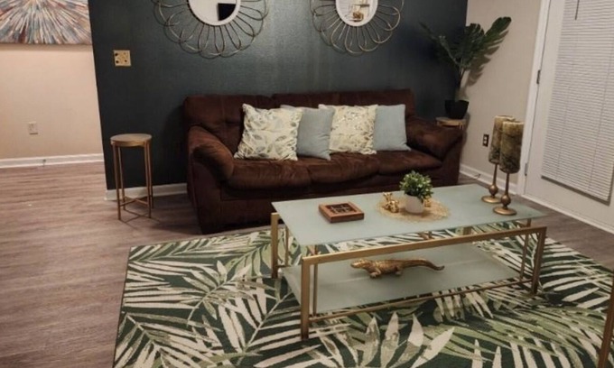 Fairburn Apartamento | Our Royal Retreat is peacefully nestled with pool, car wash, 15 min 2 airport
