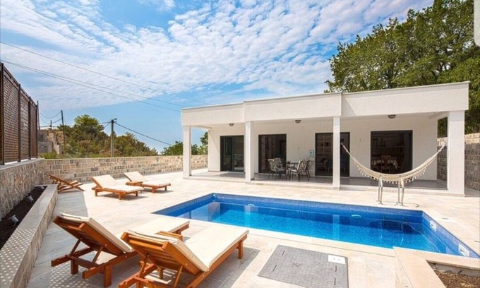 Lapcici Villa | Nuestra villa se encuentra a 8 km de Budva en un pueblo muy tranquilo.
