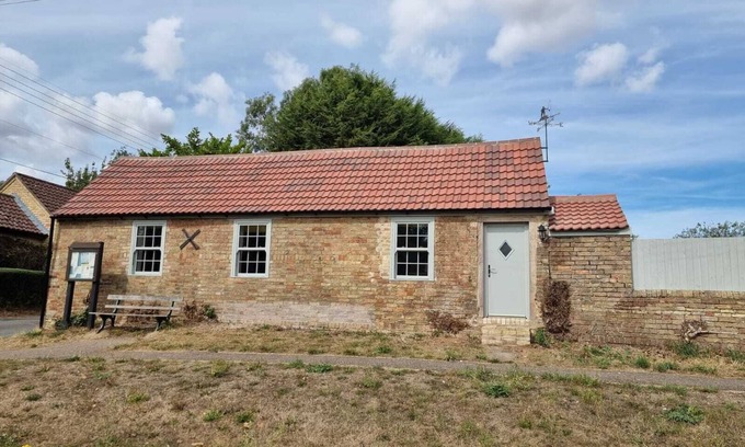 Holywell Cabaña | Outbuilding with views of river, St Ives, Cambridgeshire