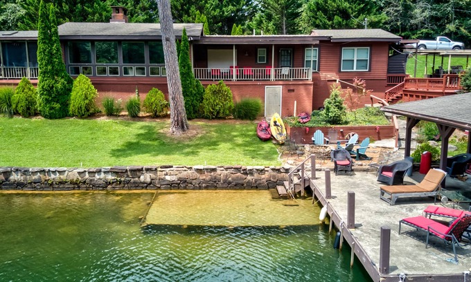 Lakemont Casa | Outdoor adventure on Lake Rabun with floating, swimming, & kayaking
