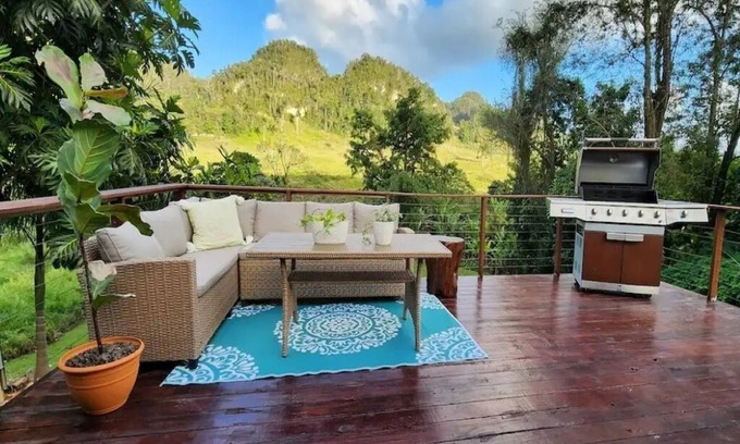 Lares Casa | Outdoor Cinema, Tank Tubs & River Access
