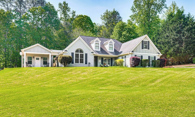 Sharpsburg Casa | Outdoor Entertainment Area: Sharpsburg Home!