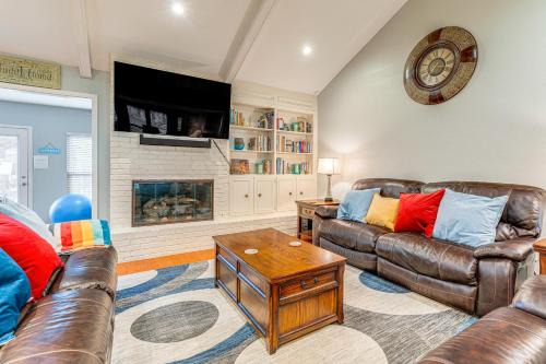 McNeil Casa | Outdoor Entertainment Space Austin Family Home