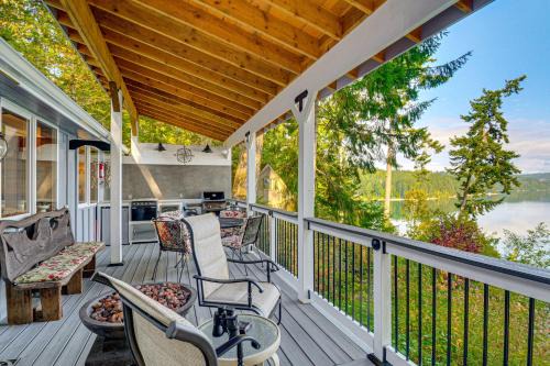 West Hills Casa | Outdoor Kitchen and Canal Views Cabin in Quilcene!