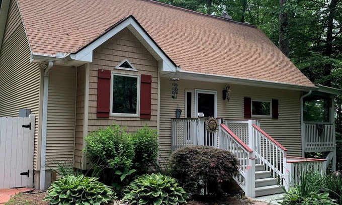 Cullowhee Casa | Outdoor Living with bed swing and tv!! Close to Lake Glenville!!